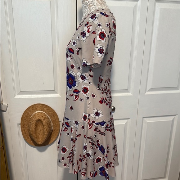 Banana Republic Floral Print Short Sleeve Dress 6 - Picture 4 of 14